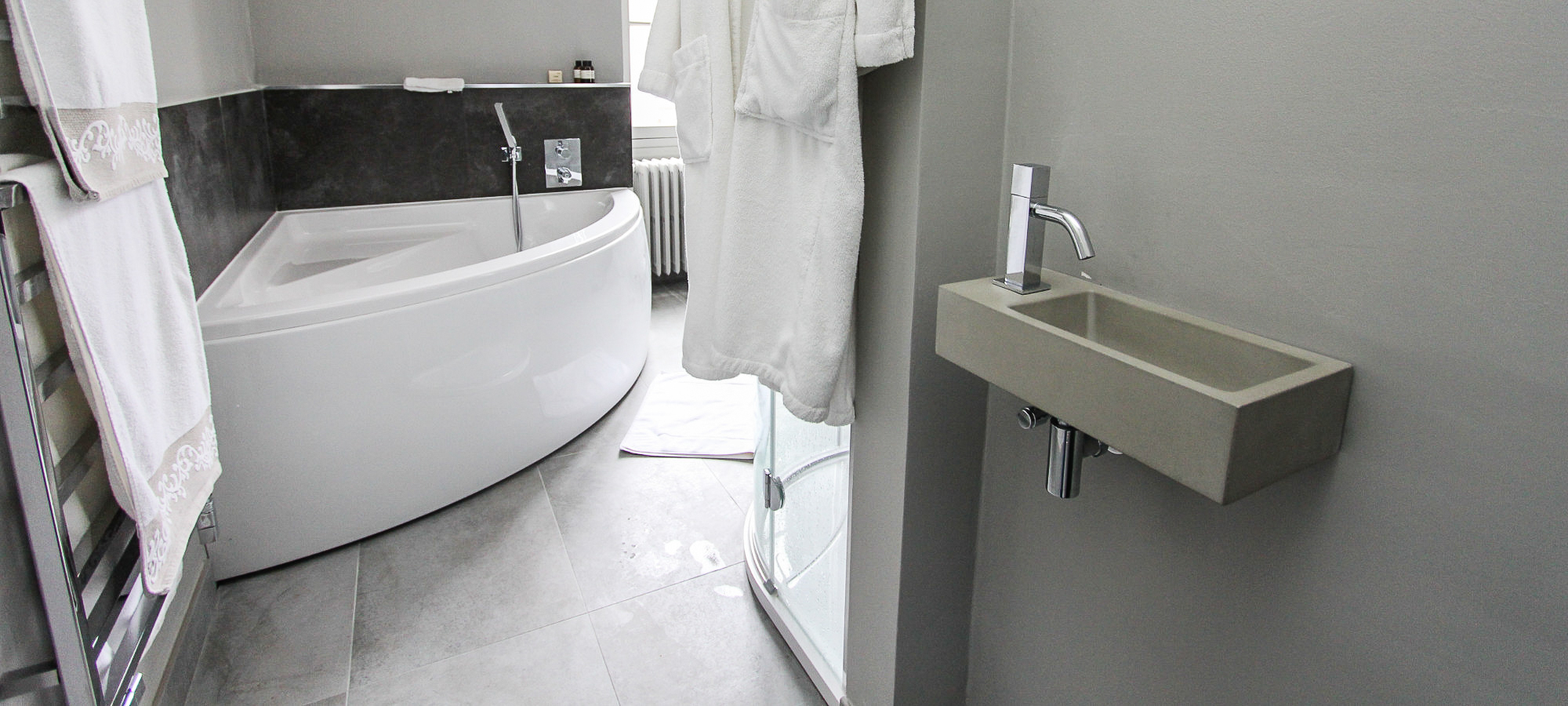 Guide complet : Baignoire ou douche pour votre salle de bains à Paris : Comment choisir ?